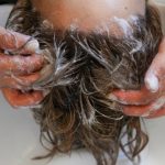 シャンプーのやりすぎは髪を痛める原因？